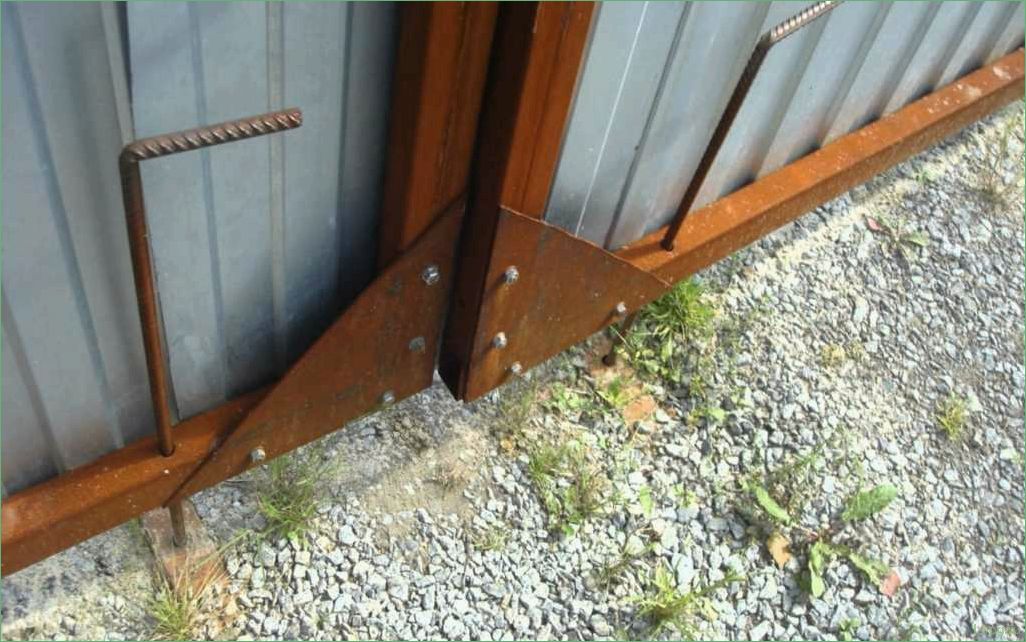 Особенности засовов для распашных ворот: выбор, установка, ремонт